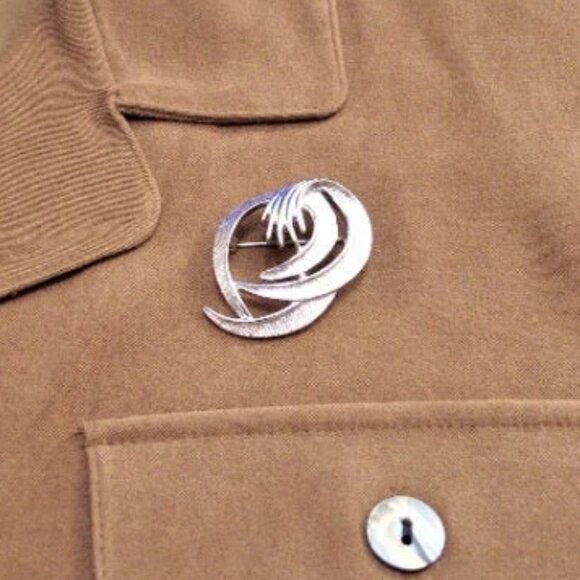 Sarah Coventry Swirl Band Wave Prongs Open Pin Brooch Silver Tone - Picture 2 of 5